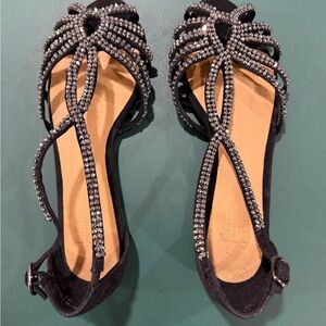 Dressy shoes with Adjustable straps.